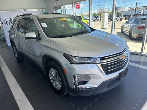 Used 2022 Chevrolet Traverse LT image 2