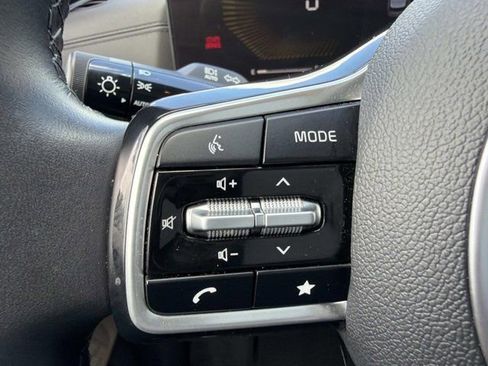 Used 2025 Kia Carnival FWD image 25