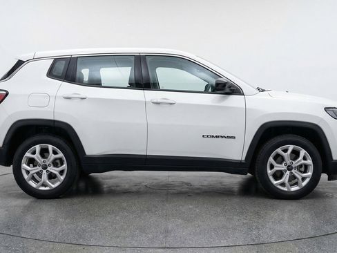 Used 2025 Jeep Compass Latitude image 11