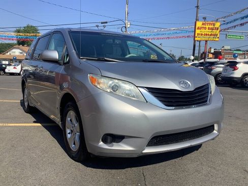 Used 2012 Toyota Sienna LE w/ Towing Pkg FWD image 1