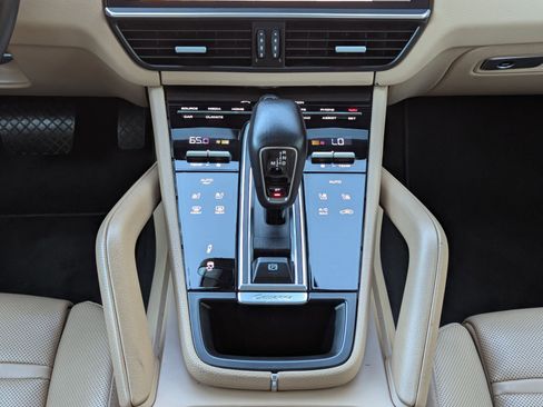 Used 2021 Porsche Cayenne Coupe image 19