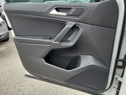 Used 2020 Volkswagen Tiguan SE image 23