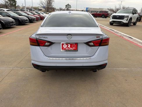 Used 2023 Nissan Altima 2.5 SR w/ SR Premium Package image 4
