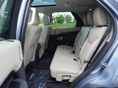 Used 2020 Land Rover Discovery SE AWD/4WD image 11