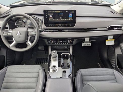 New 2025 Mitsubishi Outlander SE image 13