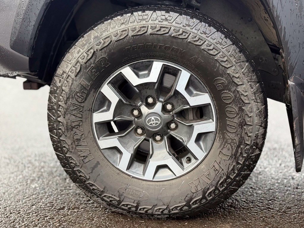 Used 2022 Toyota Tacoma TRD Off-Road AWD/4WD image 9