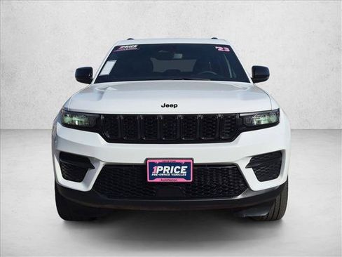 Used 2023 Jeep Grand Cherokee Altitude AWD/4WD image 2