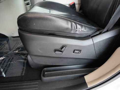 Used 2014 Chrysler Town & Country Touring FWD image 12