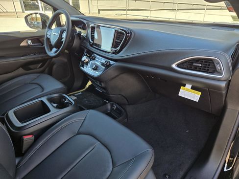 New 2026 Chrysler Pacifica Select image 30