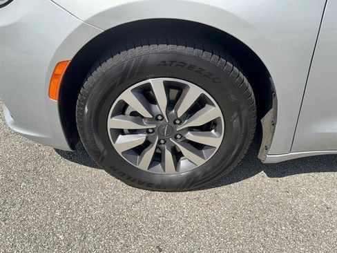Used 2024 Chrysler Pacifica Limited FWD image 10