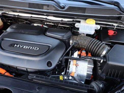 Used 2023 Chrysler Pacifica Touring-L image 41