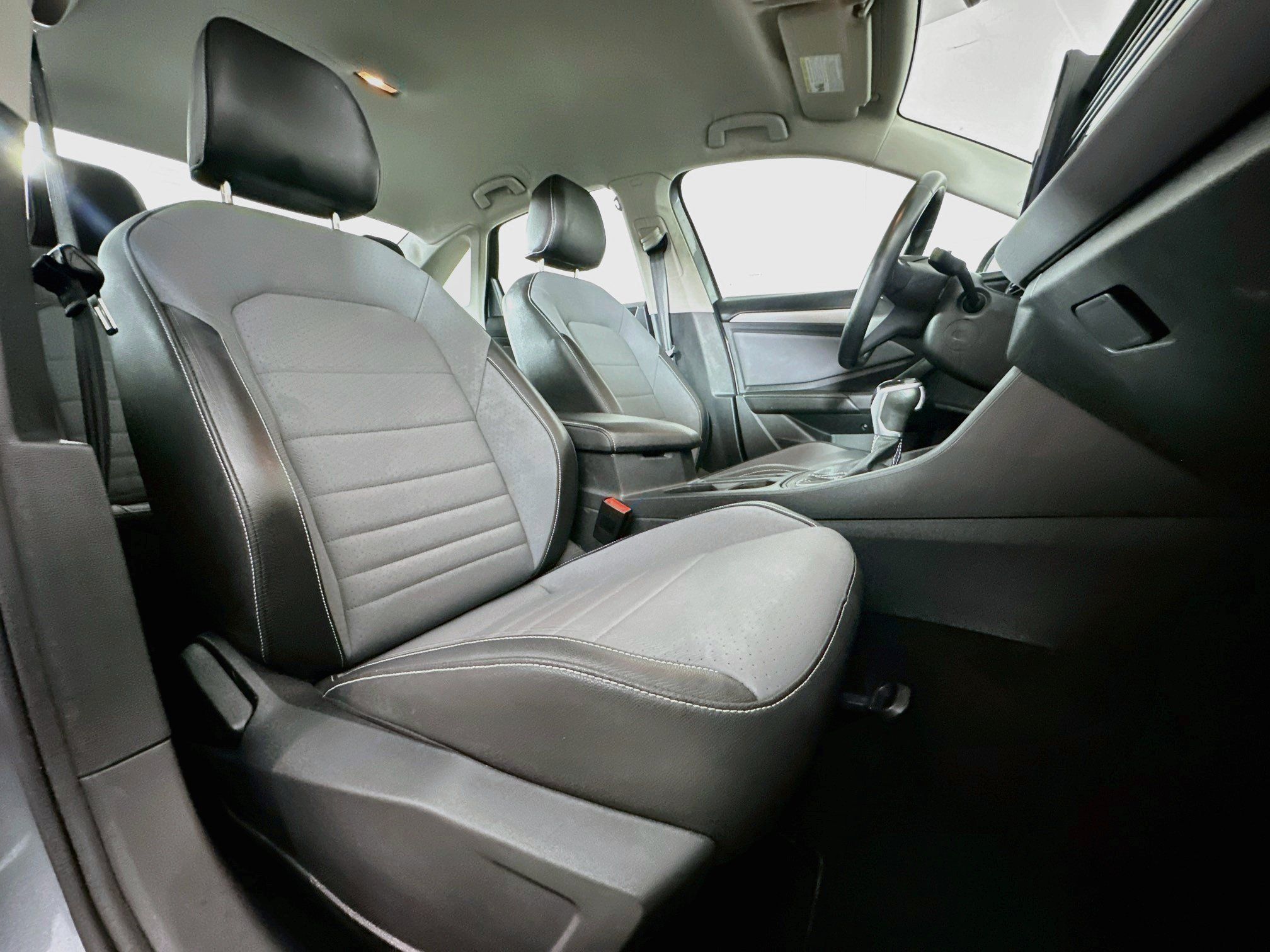 Used 2025 Volkswagen Jetta SE FWD image 29