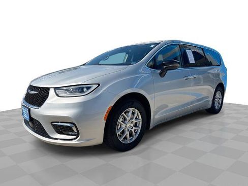 Used 2024 Chrysler Pacifica Touring-L FWD image 1