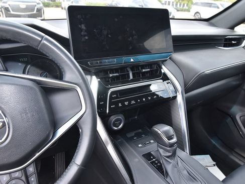 Used 2023 Toyota Venza XLE AWD/4WD image 11
