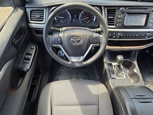 Used 2014 Toyota Highlander LE AWD/4WD image 13