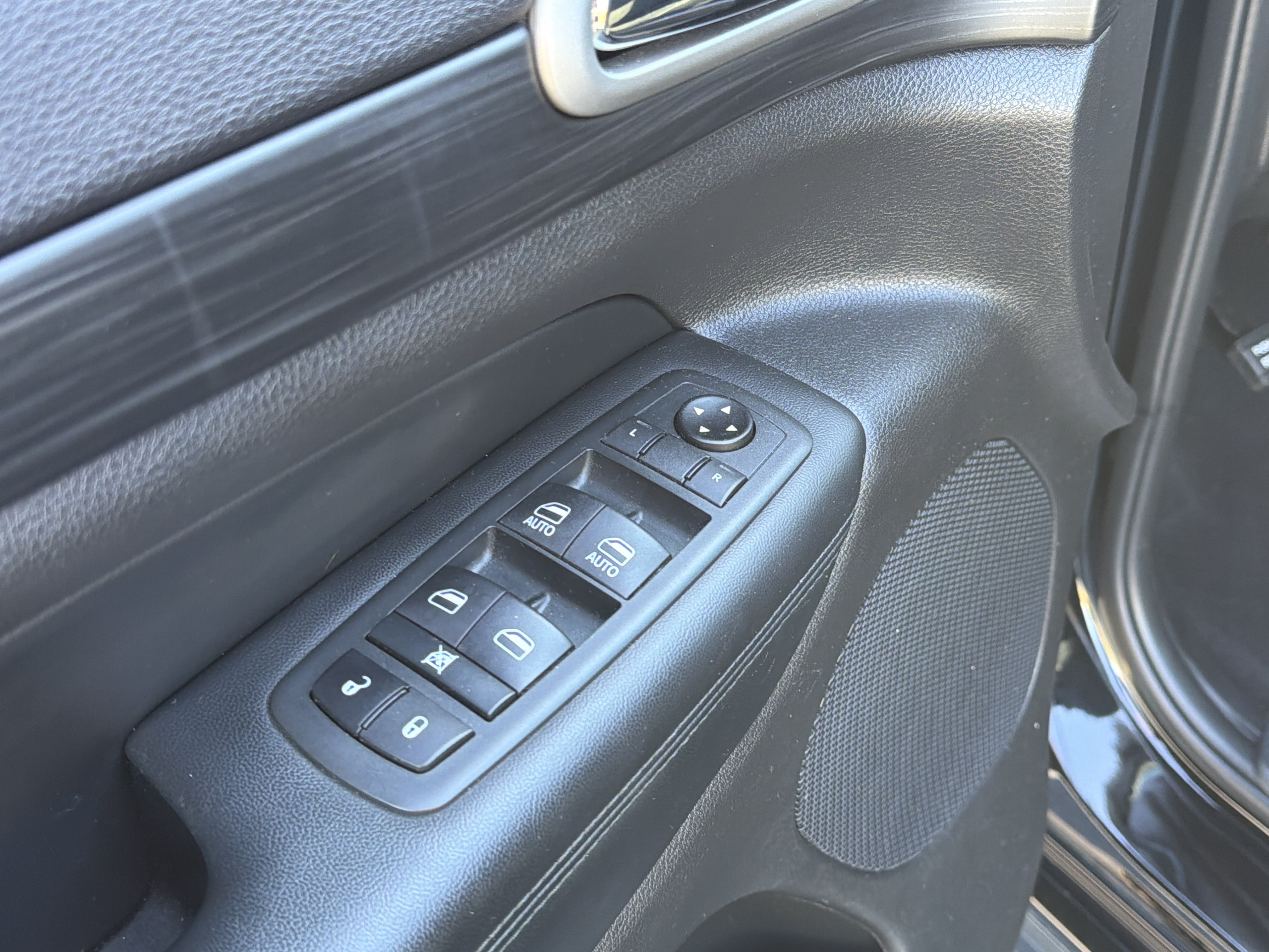 Used 2020 Jeep Grand Cherokee Altitude AWD/4WD image 23