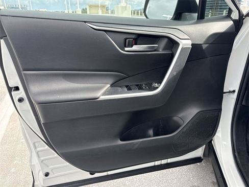 Used 2022 Toyota RAV4 XLE Premium image 13