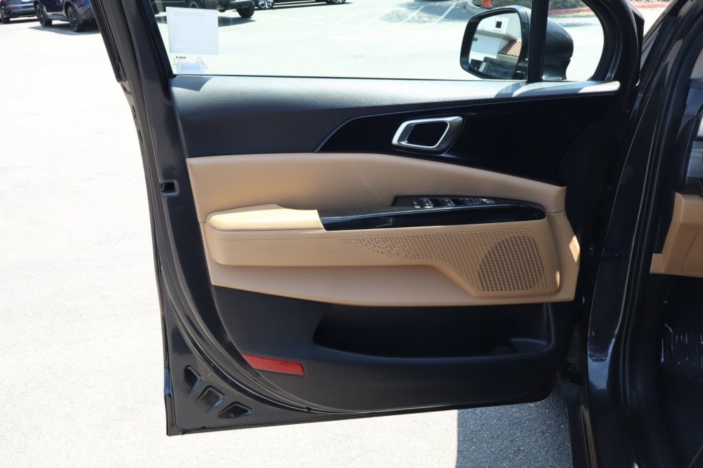 Used 2024 Kia Carnival EX FWD image 18