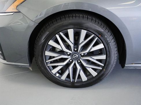 Used 2025 Nissan Altima 2.5 SV FWD image 15