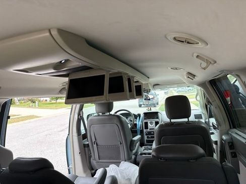Used 2010 Chrysler Town & Country Touring FWD image 20