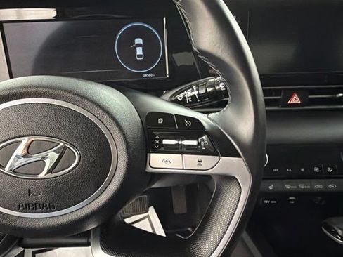 Used 2022 Hyundai Elantra SEL w/ Convenience Package FWD image 12