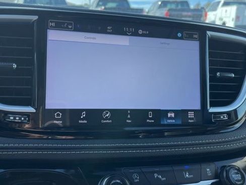 Used 2024 Chrysler Pacifica Limited FWD image 50