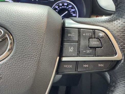Used 2021 Toyota Sienna Limited FWD image 32
