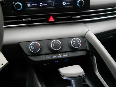 Used 2023 Hyundai Elantra SE image 29