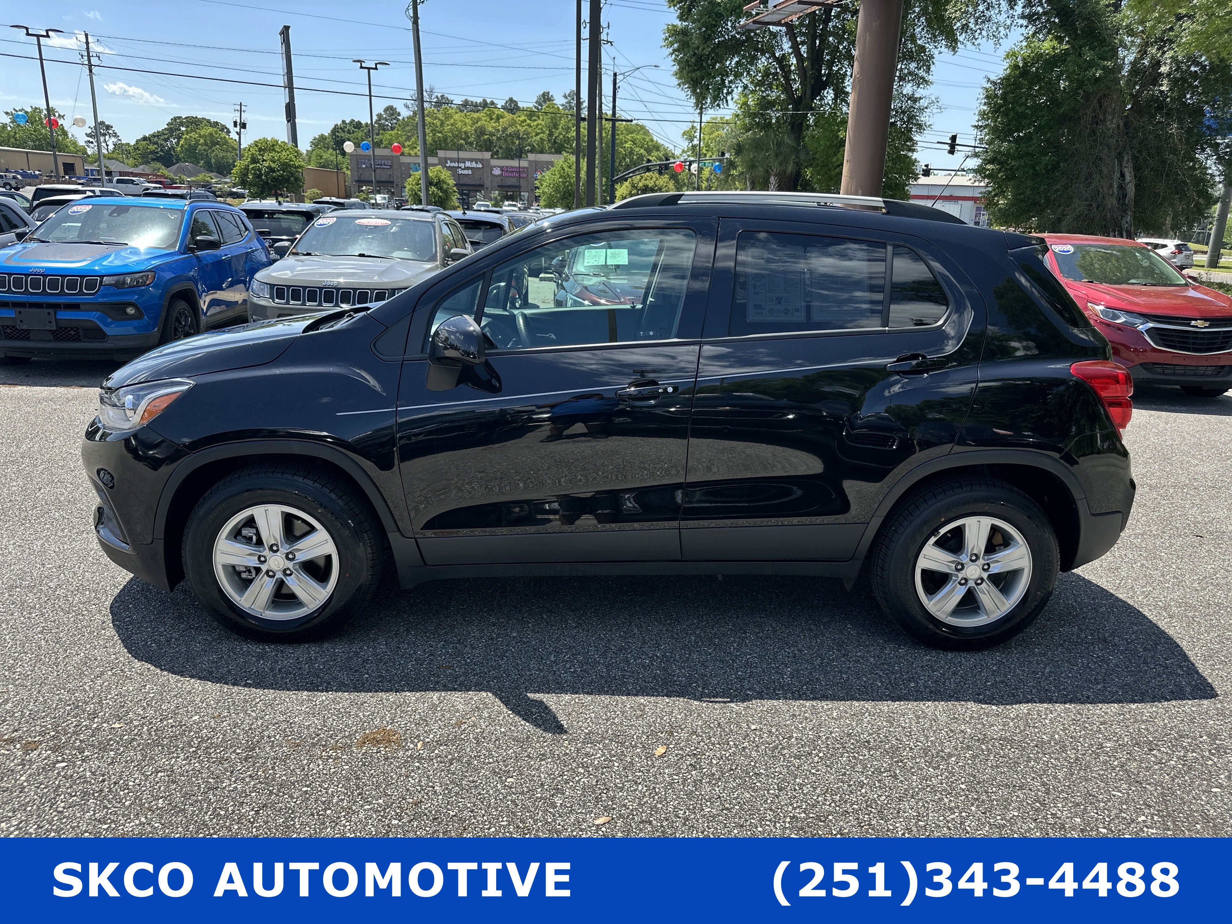 Used 2022 Chevrolet Trax LT w/ LT Convenience Package FWD image 2