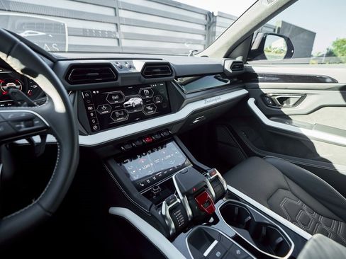 Used 2025 Lamborghini Urus SE image 62