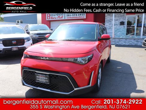 Used 2023 Kia Soul LX w/ LX Technology Package FWD image 1