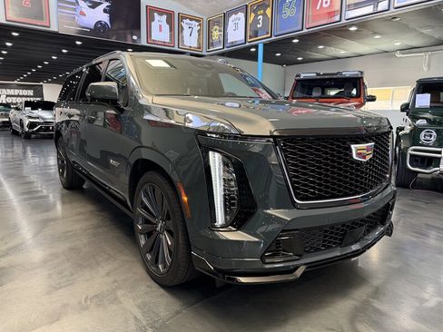 Used 2026 Cadillac Escalade ESV V image 3