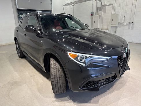 Used 2023 Alfa Romeo Stelvio Veloce image 3