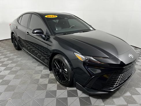 Used 2025 Toyota Camry SE FWD image 3