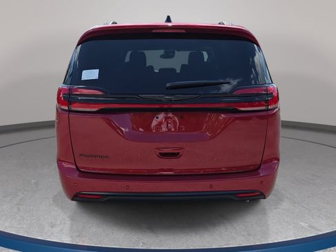 Certified 2025 Chrysler Pacifica Select w/ Uconnect Theater Family Group FWD image 6