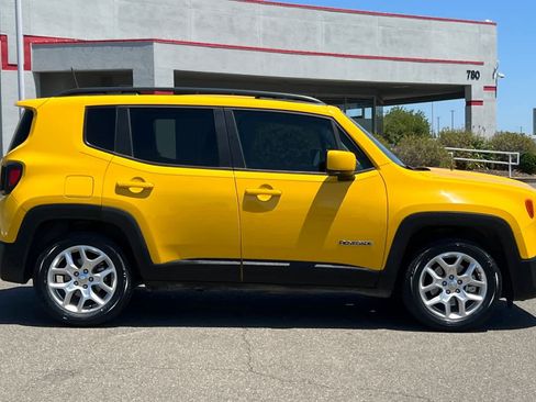 Used 2018 Jeep Renegade Latitude FWD image 6