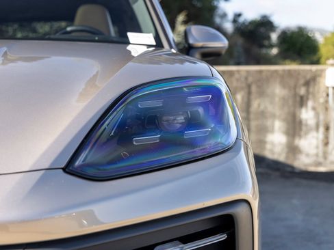 Certified 2025 Porsche Cayenne S AWD/4WD image 19