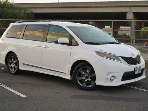 Used 2015 Toyota Sienna SE Premium image 5
