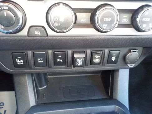 Used 2019 Toyota Tacoma TRD Sport image 16