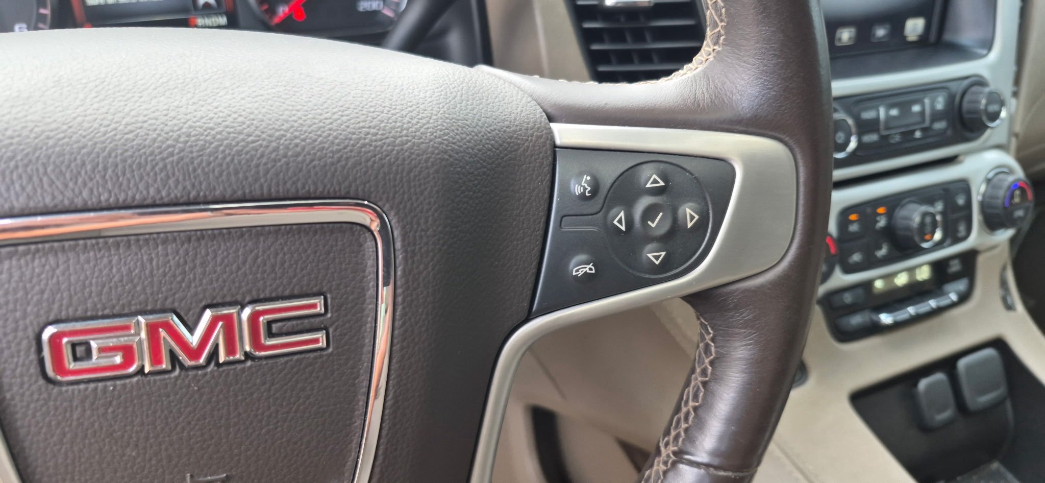 Used 2015 GMC Yukon SLT AWD/4WD image 11