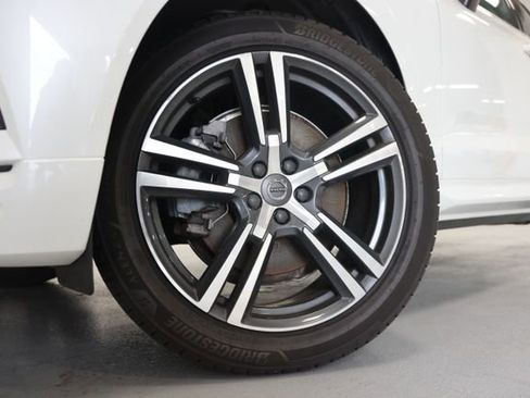 Used 2021 Volvo XC60 T6 Momentum image 12