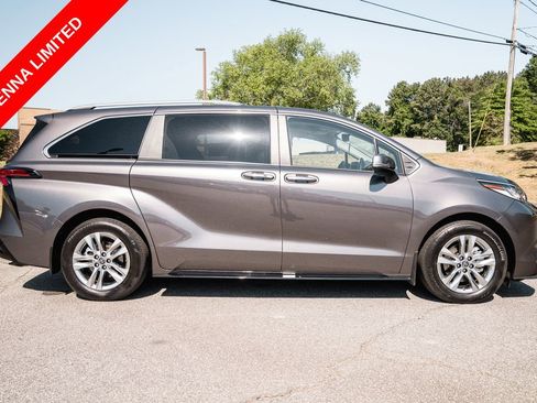 Certified 2023 Toyota Sienna Limited FWD image 9