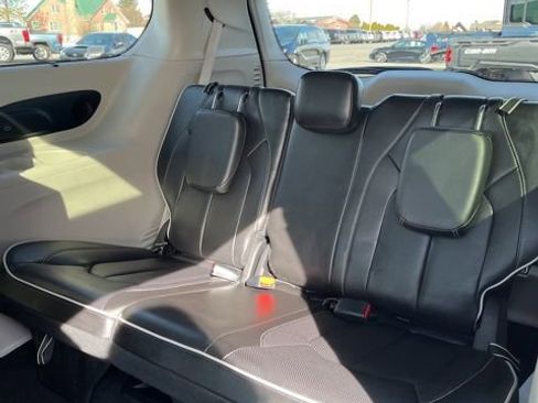 Used 2024 Chrysler Pacifica Limited FWD image 35
