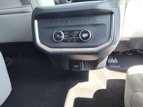 Used 2025 Ford Expedition Platinum image 14