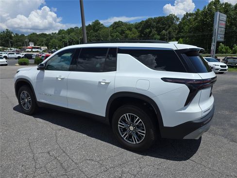 Used 2025 Chevrolet Traverse LT FWD image 5