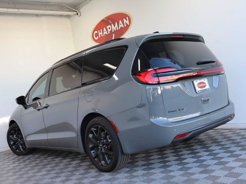 Used 2023 Chrysler Pacifica Touring-L w/ S Appearance Package FWD image 4
