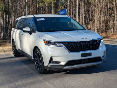 Used 2024 Kia Carnival EX image 2