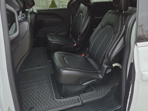 Used 2025 Chrysler Pacifica Select image 11
