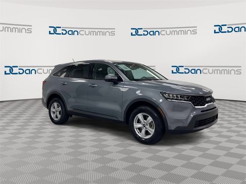 Used 2023 Kia Sorento LX image 2