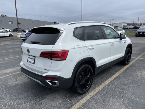 Used 2023 Volkswagen Taos SE w/ Panoramic Sunroof Package image 7